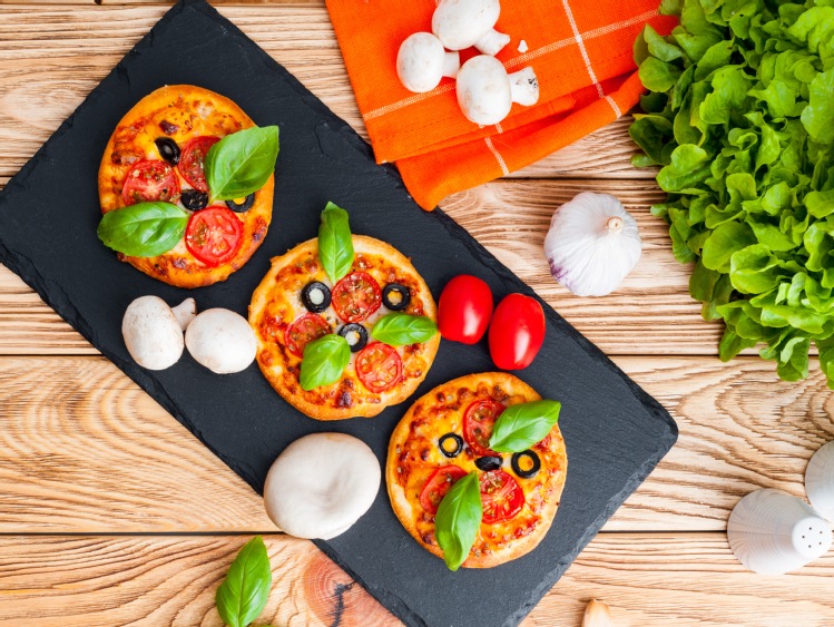 SERTOP - Pizzerinki Margherita z oliwkami, pomidorkami koktajlowymi i świeżą bazylią
